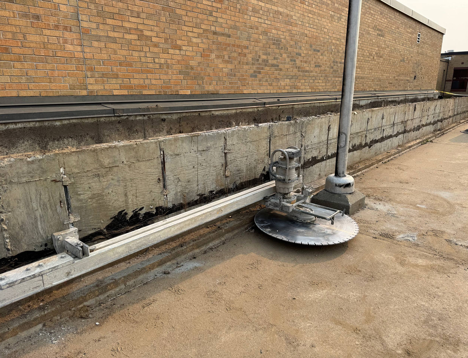 Wall saw cutting concrete structure